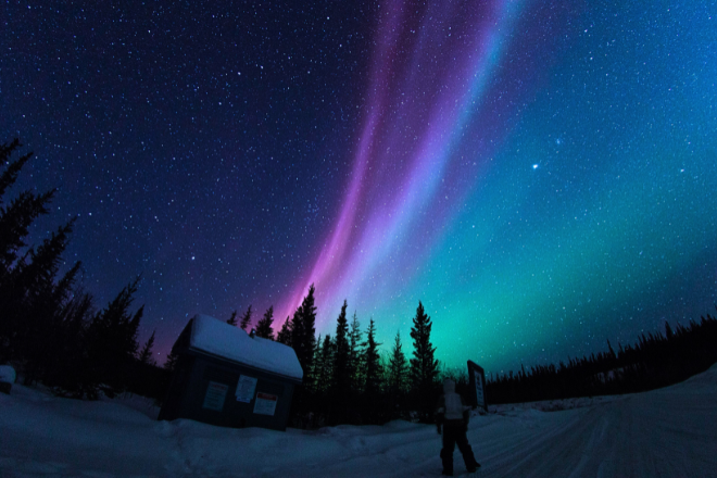 冰雪奇緣・星光溫泉・奇幻極光10日_黃刀連泊３晚賞極光｜班夫溫泉泡湯｜冬季限定團_特別加贈極光大全配：(1)禦寒大外套、(2)防寒保暖褲、(3)厚底雪鞋，暖暖看極光。