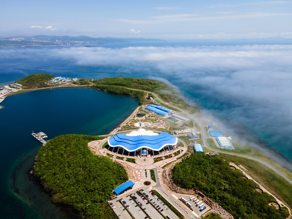 【俄羅斯遠東】堪察加棕熊、庫頁島、伯力、海參崴16日_海參崴市區經典巡禮（西伯利亞大鐵路終點．C-56潛艇．凱旋門）－ 前往俄羅斯島 － 濱海邊疆區水族館探索（停留2.5小時）－ 五星名饌之夜_第03天