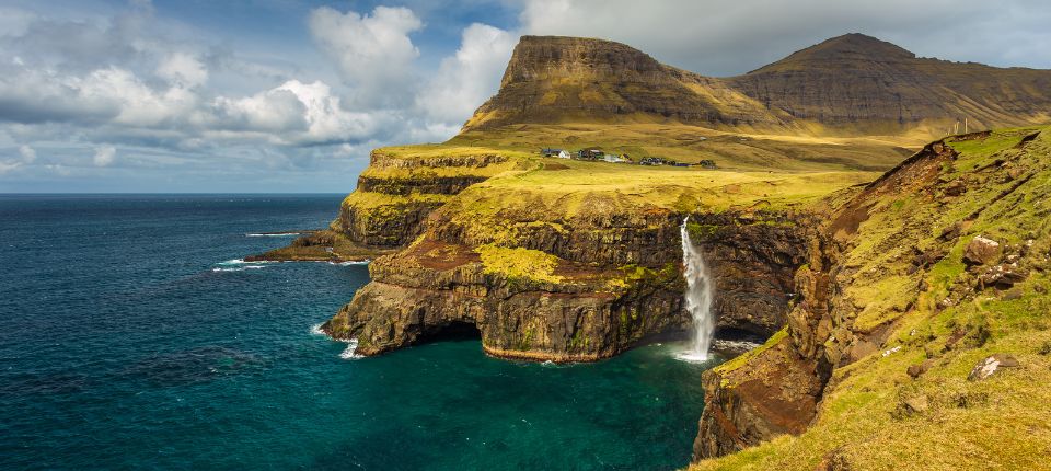 夢幻北大西洋13日蘇格蘭高地法羅群島探索之旅_托爾斯港 –薩克森-傑格夫 -錯覺之湖Lake Leitisvatn (the floating lake)
萊蒂斯湖（浮湖）(徒步2.5小時)  - Bøsdalafossur瀑布 - 托爾斯港 
_第10天